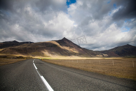 冰岛风景优美的道路，色彩鲜艳的生动主题