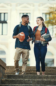 大学生交谈摄影照片_黑人男性、女性或大学生在大学、学校或教育学习校园里行走和交谈。