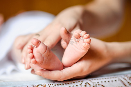 刚出生的婴儿脚在母亲的手中