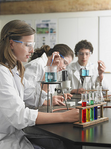 青少年学生在化学课上做实验