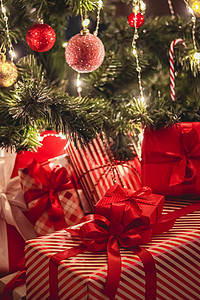 圣诞礼物和节日礼物、装饰圣诞树下的经典圣诞礼盒、节日快乐和节礼日庆祝活动