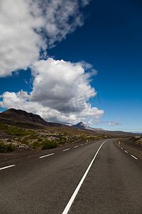 冰岛风景优美的道路，色彩鲜艳的生动主题