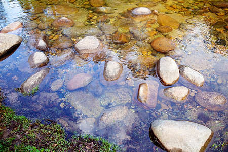 一个可以划水的石头池塘