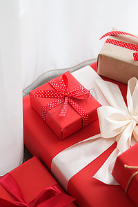 传统经典摄影照片_圣诞礼物、节礼日和传统节日礼物、经典圣诞礼盒、包装好的新年、生日、情人节和假期的豪华礼物
