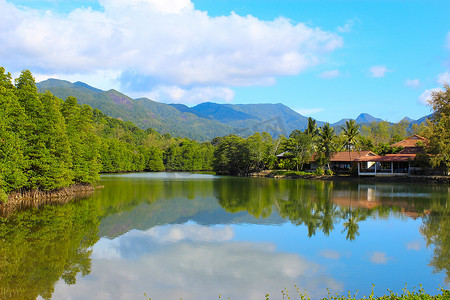 蓝色湖水摄影照片_湖景和山景