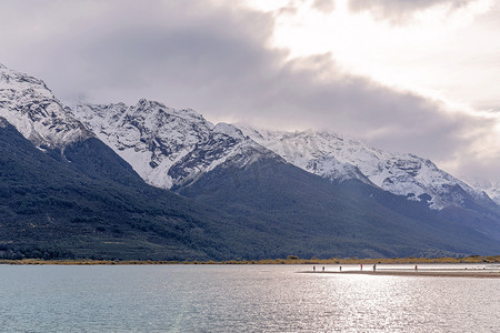 雪山湖面摄影照片_雪山横跨平静的湖面