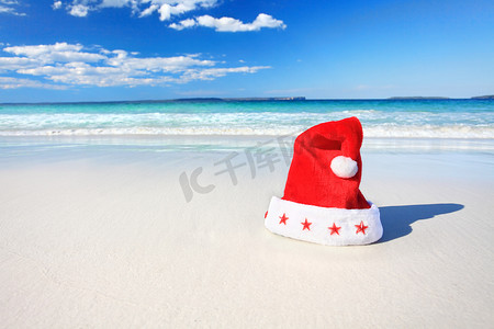 澳大利亚阳光明媚的海滩上的圣诞圣诞帽