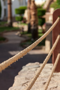 暑假期间码头的绳索围栏