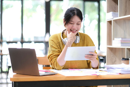 亚洲女学生在线学习班学习在线视频通话 zoom 老师，快乐的亚洲女孩用电脑笔记本电脑在线学习英语。