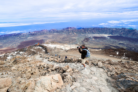 冰火摄影照片_在泰德火山顶水平拍照的人