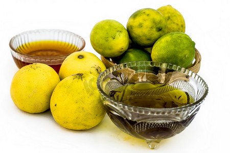 白色隔离的最实惠的护发素，即柠檬汁与蜂蜜和橄榄油充分混合。柠檬和蜂蜜存在于表面。