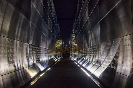 晚上在新泽西州纪念 9 11，上面有失踪者的名字和纽约市夜灯的景色