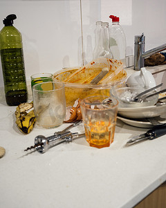 脏器摄影照片_派对或晚餐后厨房里的一堆脏器具应该清洗