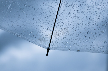 半透明红条摄影照片_带雨滴的透明雨伞