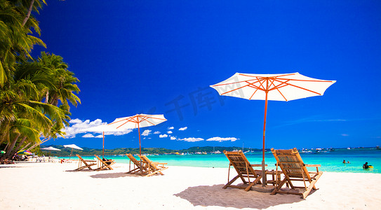 带雨伞和沙滩椅的漂亮热带空沙滩的天堂景色