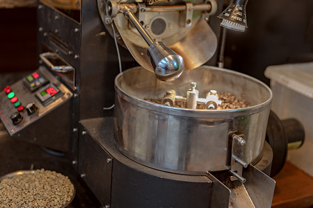准备出售咖啡豆的工业咖啡机