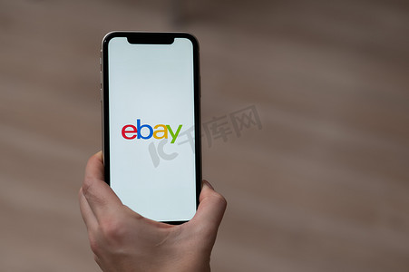 2022 年 12 月 3 日，哈萨克斯坦阿拉木图：一位女士拿着带有 ebay 应用程序的智能手机。