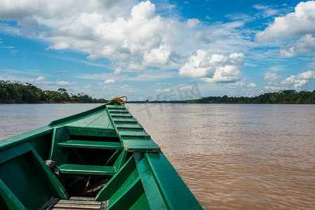 秘鲁亚马逊丛林马德雷德迪奥斯河中的小船