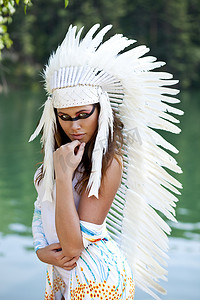 美洲印第安人服装的少妇
