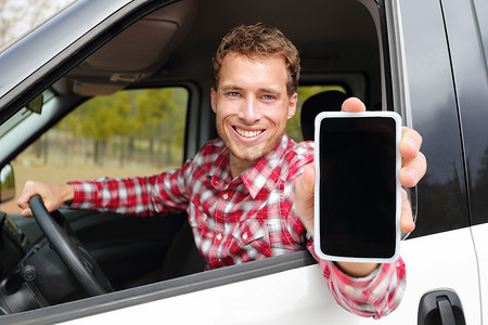 智能手机男子驾驶汽车在屏幕上显示应用程序