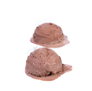 两个巧克力冰淇淋球。