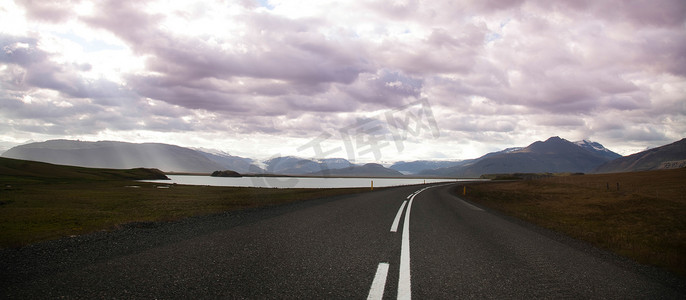 冰岛风景优美的道路，色彩鲜艳的生动主题