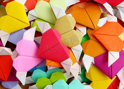 一堆折纸五颜六色的心