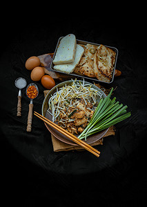 萝卜糕摄影照片_在陶瓷盘中用豆芽和细香葱炒软萝卜糕或炒萝卜糕 (chai tow kway)。