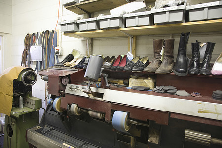 传统鞋匠车间货架上的鞋类