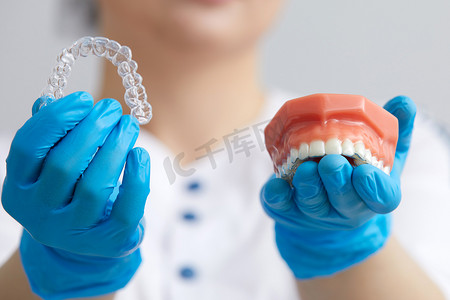 牙齿矫正医生展示人工颌矫治器系统