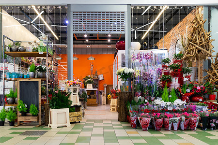 白俄罗斯明斯克 — 2021年12月20日：一家卖鲜切花、盆栽花束和礼品的花店入口