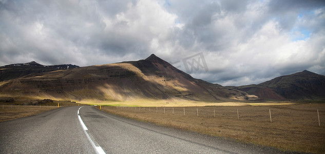 鲜艳风景摄影照片_冰岛风景优美的道路，色彩鲜艳的生动主题