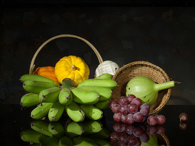 葡萄石榴摄影照片_南瓜、香蕉和葡萄
