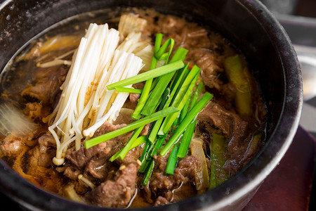 韩国料理，碗牛肉汤