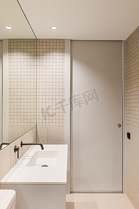 狭窄的极简主义浴室的垂直视图。