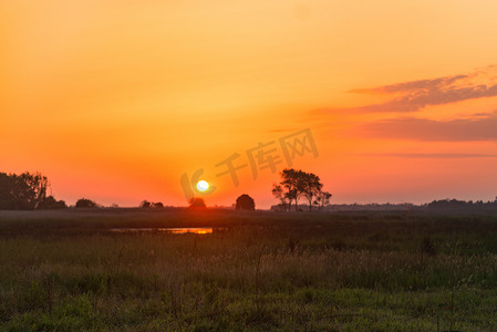 夕阳草坪摄影照片_草地上的夕阳