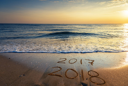 2018 年写在沙滩上，旅行 2018 年新年概念