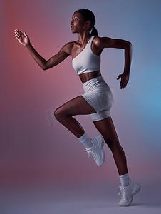 黑人女性、跑步者和健康、健康和锻炼的锻炼与工作室背景。