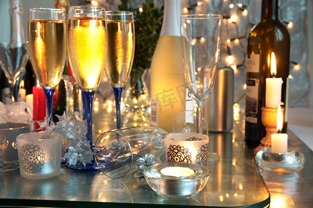 眼镜中的香槟和背景灯。