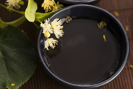 茶壶和杯子用菩提树茶和花