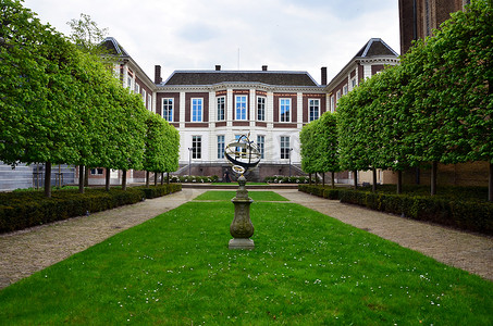 荷兰铁摄影照片_荷兰海牙-2015 年 5 月 8 日：海牙国务委员会的花园。