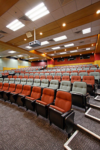 有五颜六色的椅子的演讲厅在大学