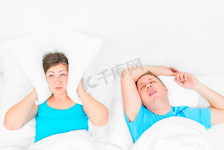丈夫打呼噜，女人睡不着，枕头盖着他