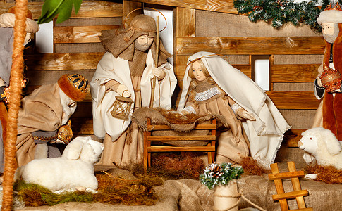 基督诞生的木偶组成有耶稣、圣母玛利亚、约瑟夫、马槽、稻草和来的贤士。
