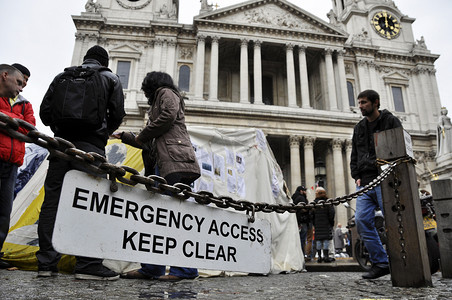 2011 年 10 月 27 日在圣保罗大教堂占领伦敦营地