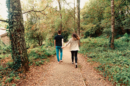 秋天在公园散步的年轻夫妇