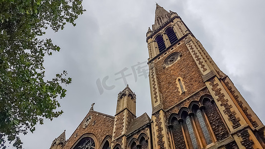 英国伦敦 — 2020年7月8日：圣马太教堂的低角拍摄