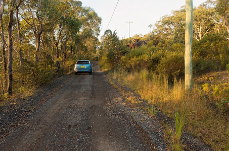 日落时停着汽车的澳大利亚土路