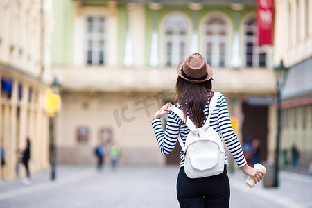 快乐的年轻都市女性在欧洲城市喝咖啡。