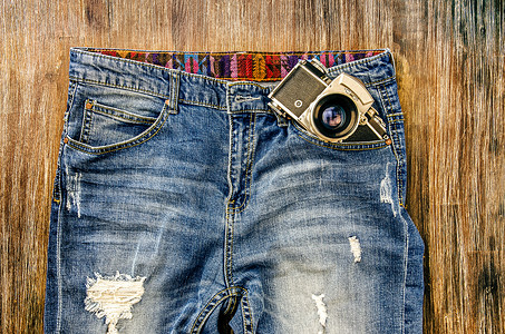 带经典相机的复古牛仔裤细节